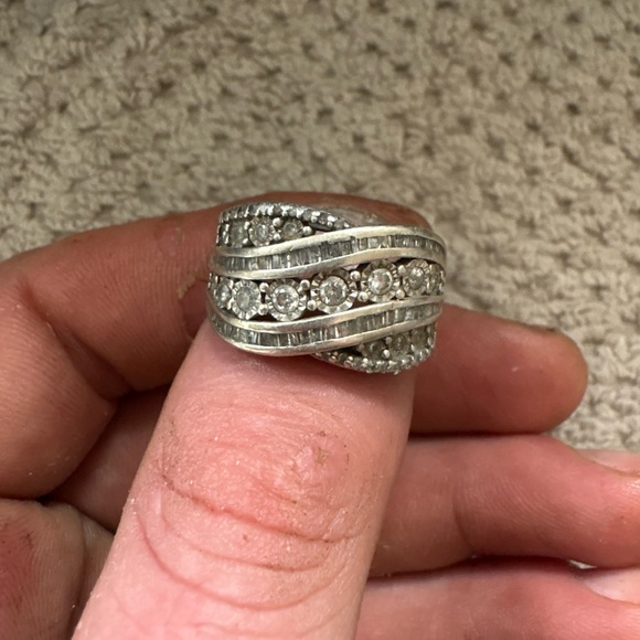 .925Silver Women's Ring with beautiful diamonds wrapping this .925 band